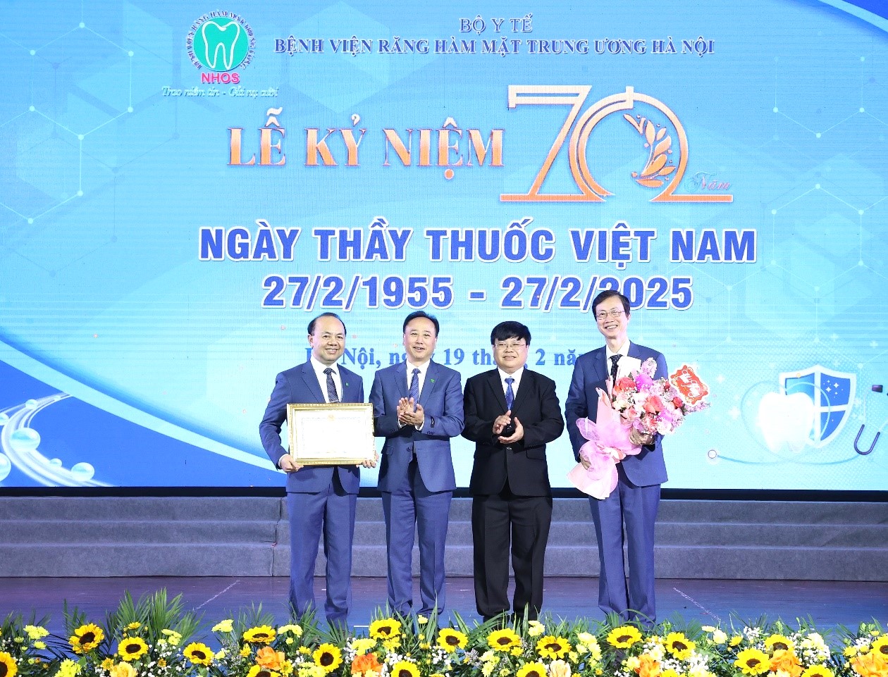 UBND tỉnh Bắc Kạn trao tặng bằng khen cho Bệnh viện